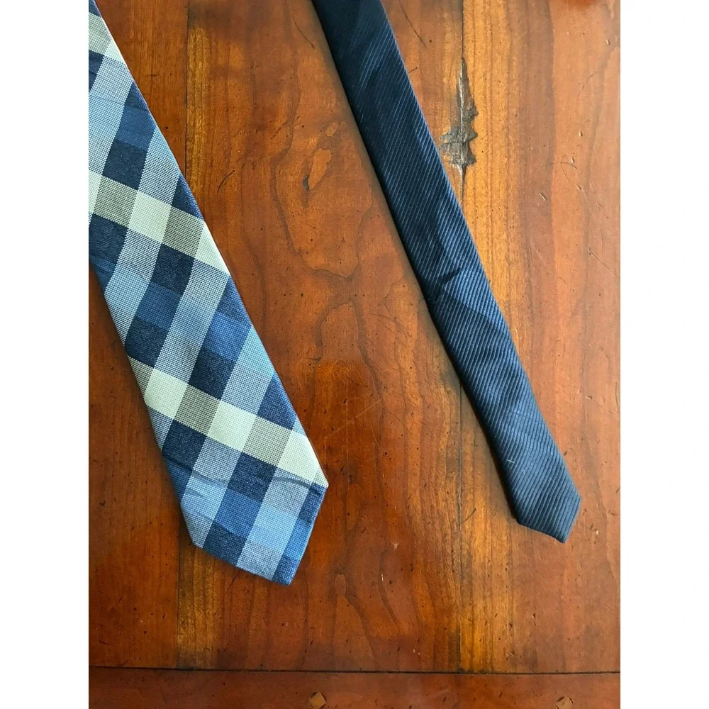 Roundtree And York Patterned Blue And White Neck‎ Tie